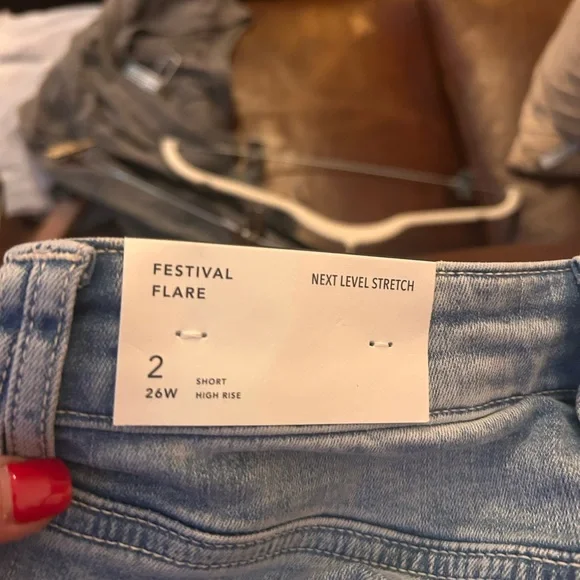 American Eagle Outfitters Women's high rise Festival Flare Jeans sz 2 short NWT - Picture 9 of 15